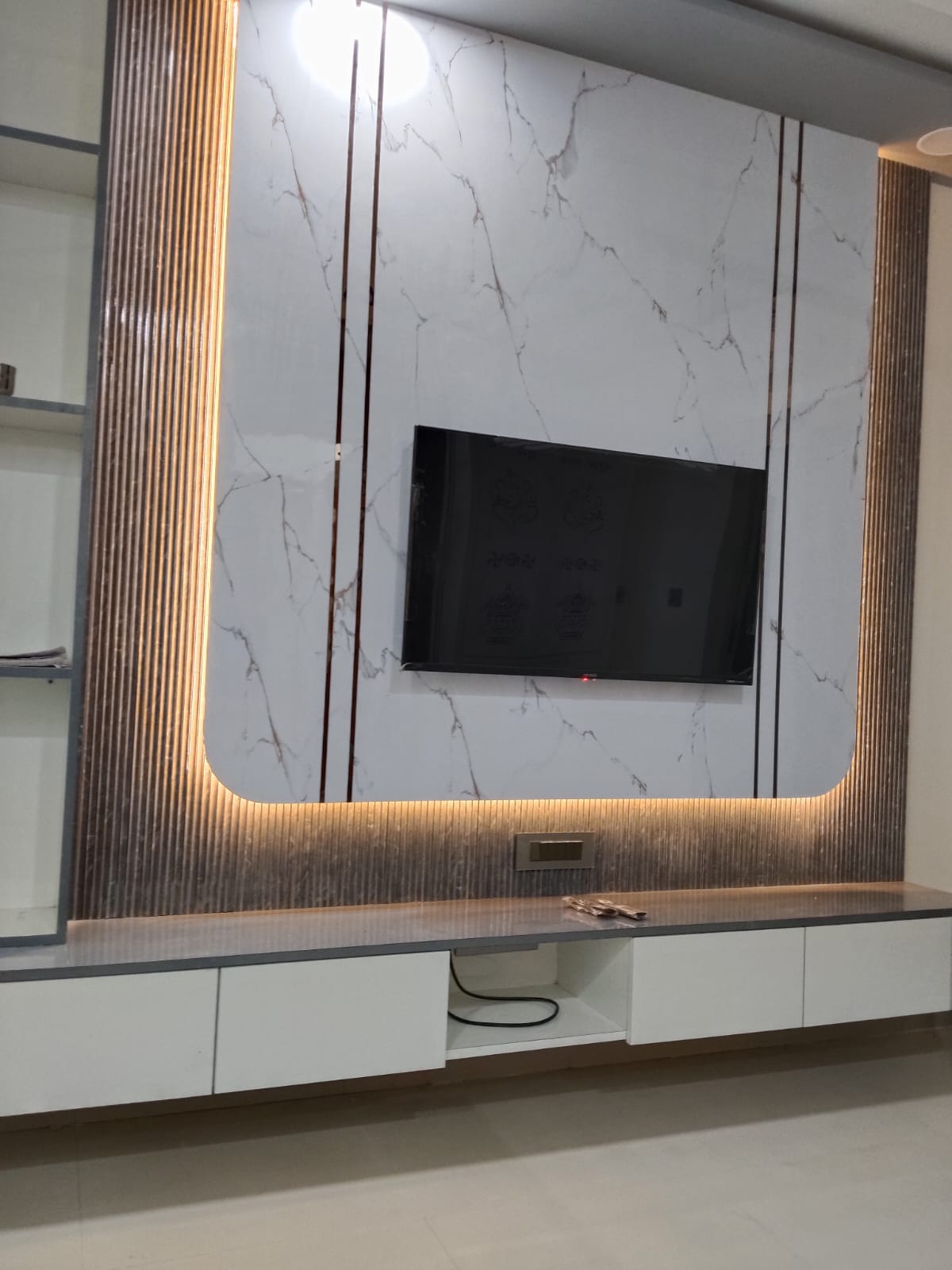 Architectural Gypsum Ceiling with Curved Flow & Magnetic Track Light