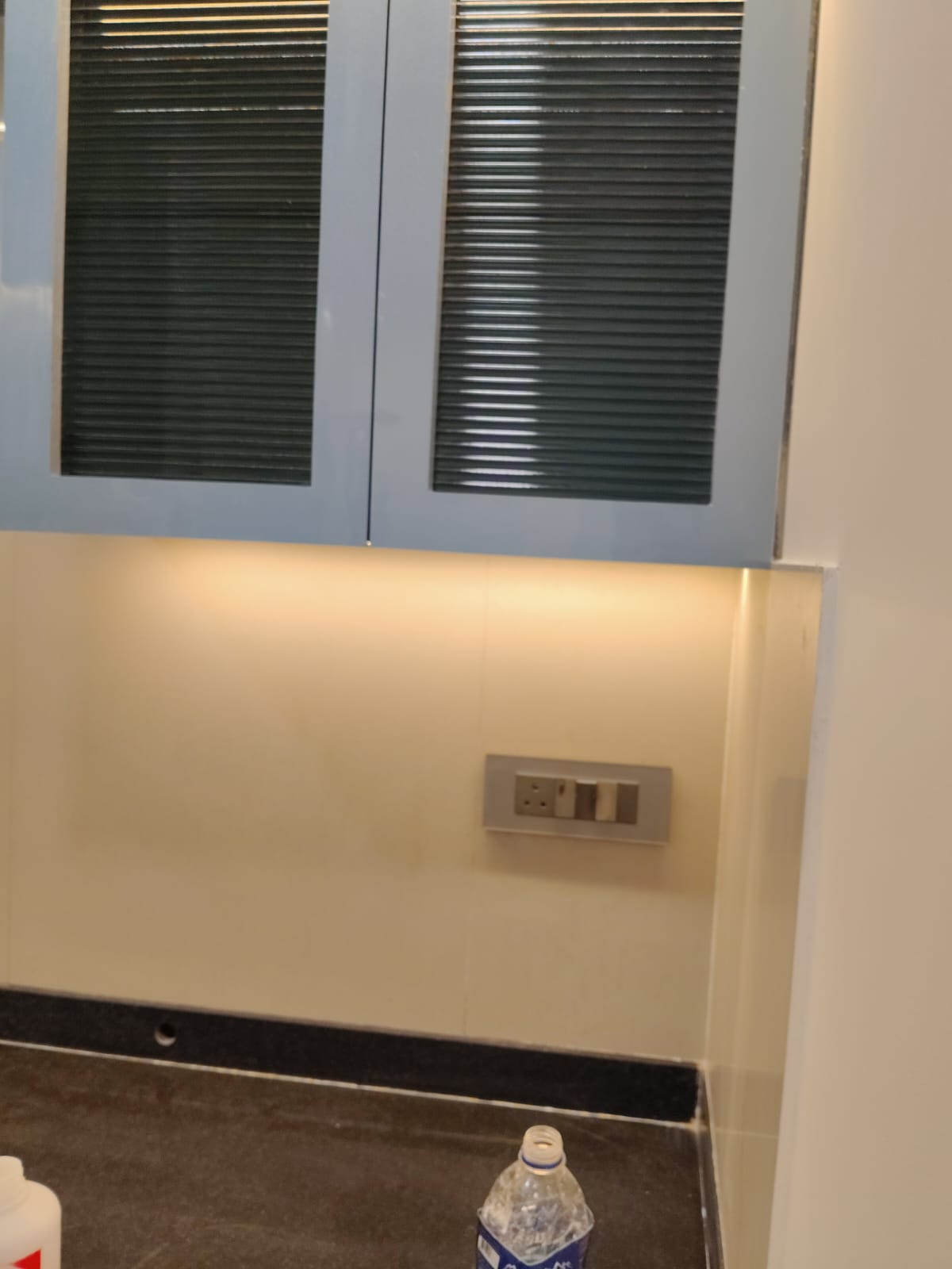 Modular Kitchen Overhead Fluted Glass Cabinets with Warm Profile LED